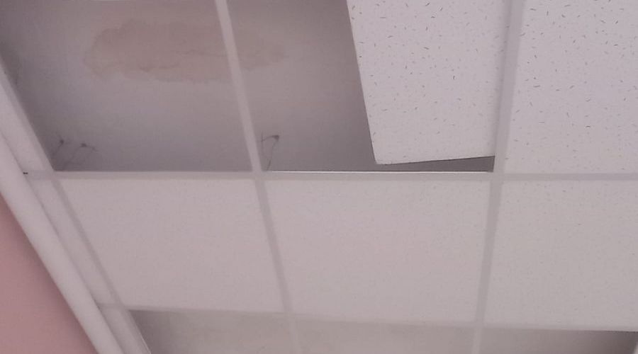 После капремонта в школе протекает потолок