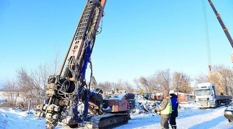 Струи цемента потекли под мост на проспекте Ленина в Барнауле ради укрепления грунта