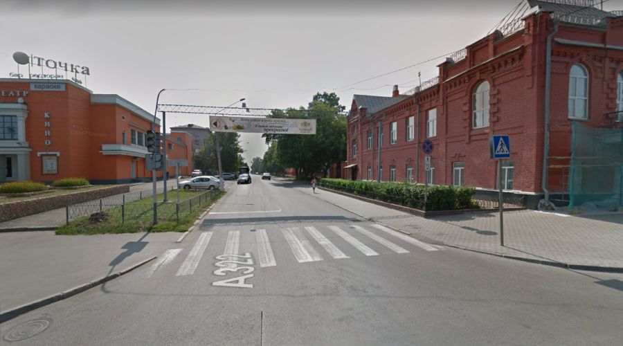 Единообразие по-барнаульски: слева - асфальт, справа - плитка, и так уже много лет