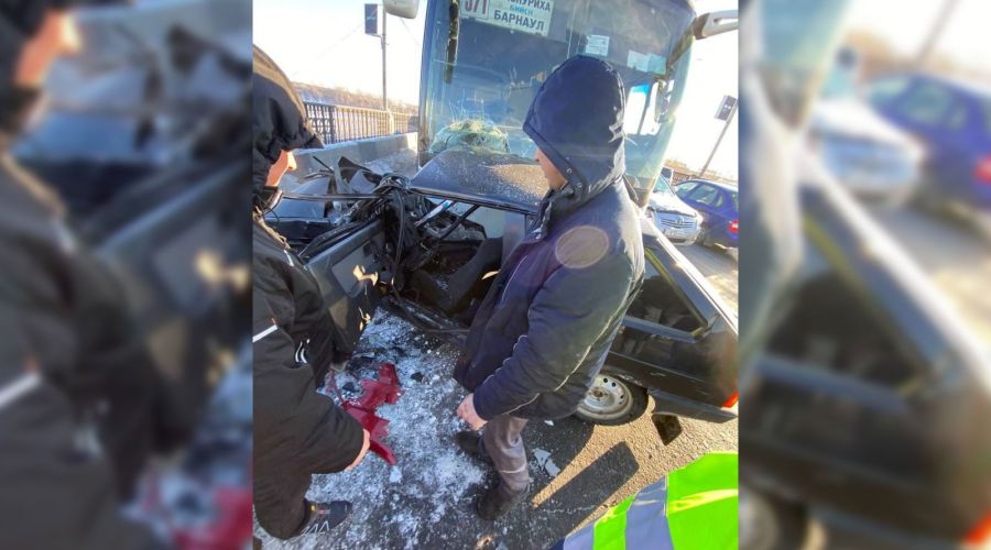 Сотрудники полиции выясняют обстоятельства массового ДТП с автобусом на коммунальном мосту в Бийске