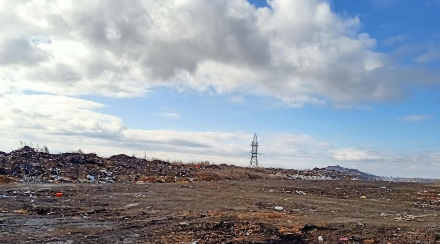 Временная площадка для размещения отходов возле Усть-Калманки, которую чиновники Минприроды могли спутать со спорным полигоном