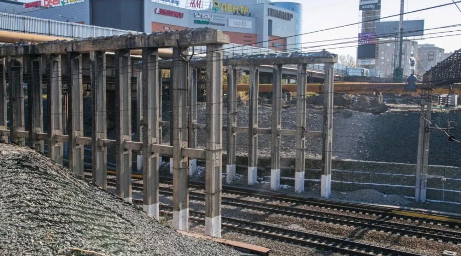 «Но есть нюанс»: стройка моста на Новом рынке в Барнауле уже отстала от графика на полтора месяца
