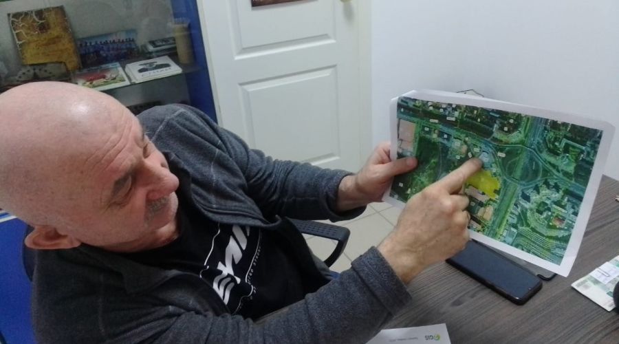 Виктор Кобзев показывает участок на улице Малахова<span style=