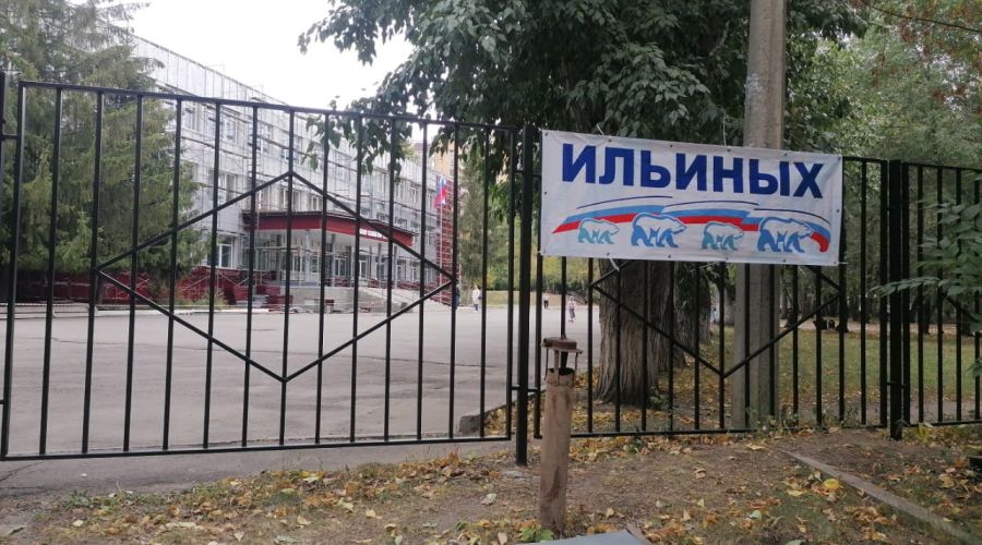 В ТИК подтвердили, что эти баннеры были размещены с нарушениями, а «Единая Россия» указала, что не имеет к ним отношения