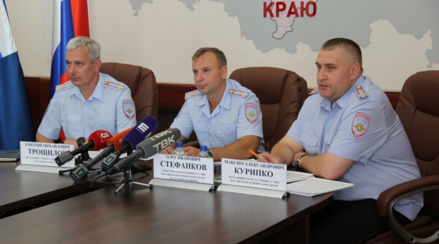 Дмитрий Трощилов (слева)