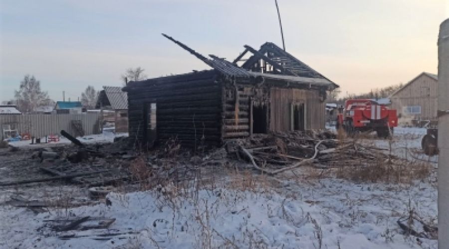 В Топчихинском районе на пожаре погибли мужчина и его малолетний сын