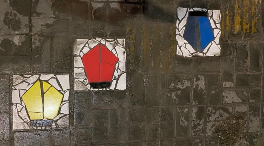 Не климатит: мэрия Барнаула отказалась от использования тактильной плитки из-за ее быстрого разрушения