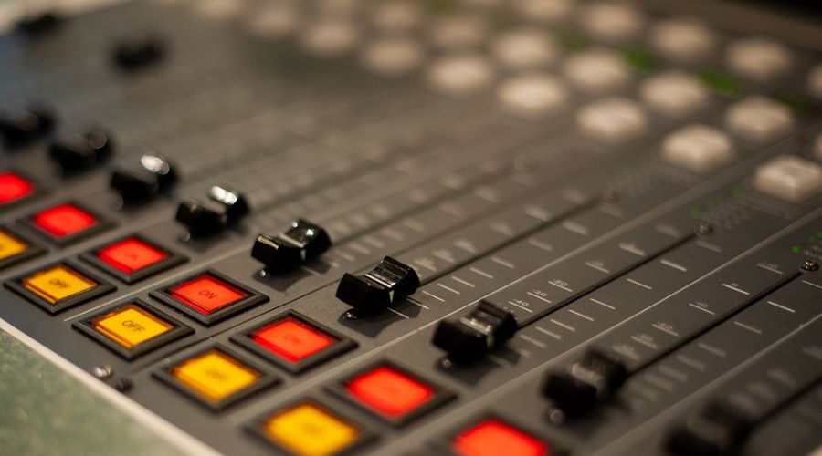 Две алтайских радиоволны поделили «депутатская» медиагруппа и «чиновничий» издательский дом