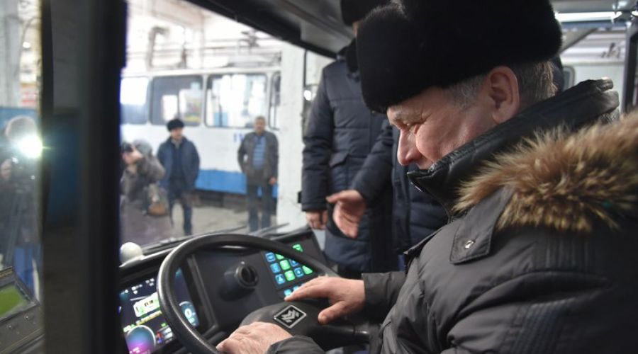 Александр Романенко за рулем нового троллейбуса