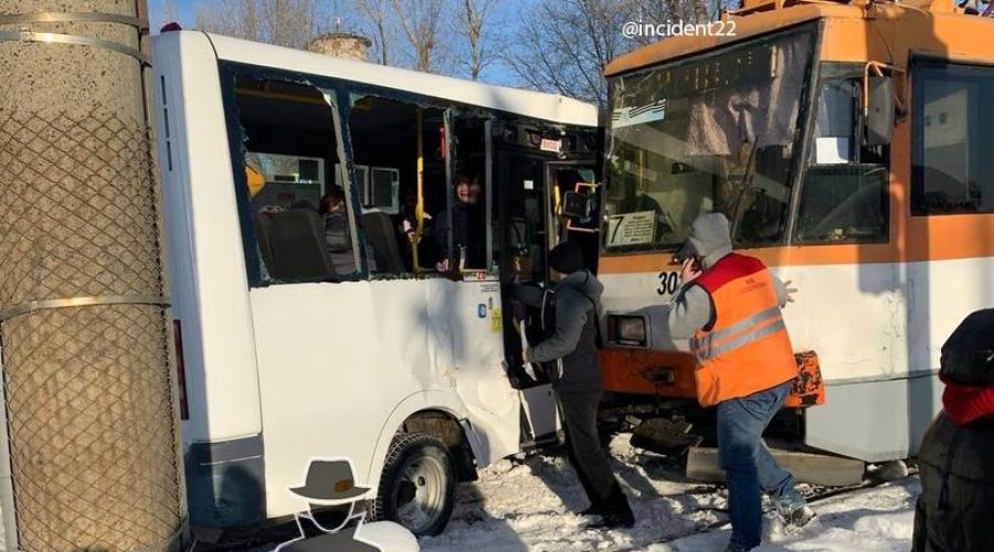 Три семерки: несколько человек пострадали в результате столкновения трамвая и маршрутки в Барнауле (обновлено)