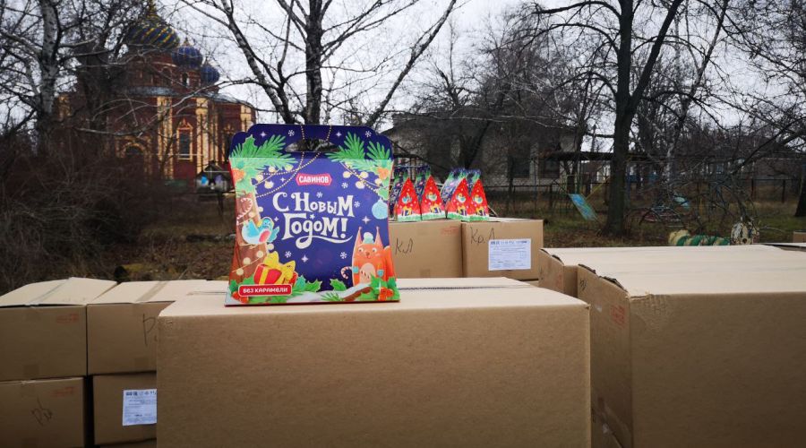 Алтайский край отправил в опекаемый Славяносербский район тысячи новогодних подарков для детей