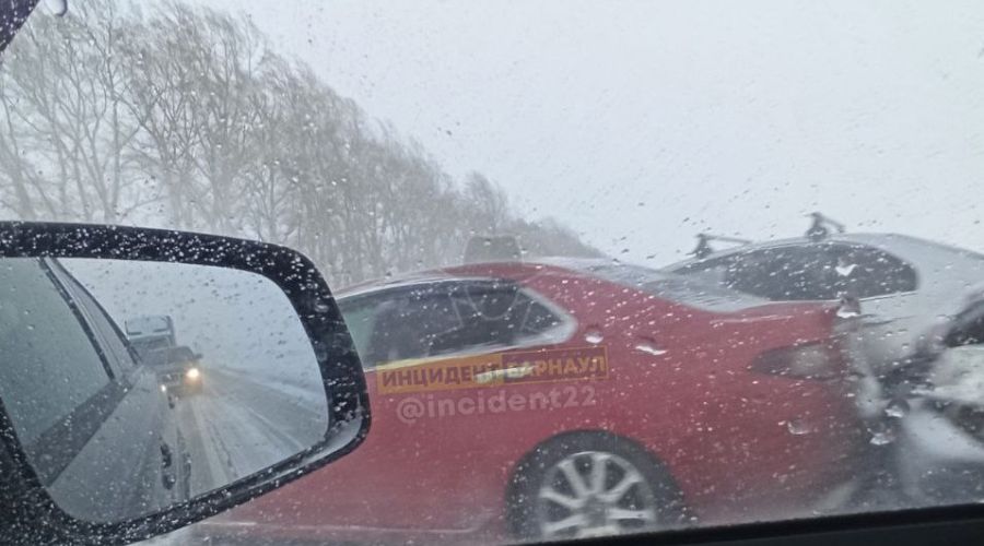 Метели и снегопады сковали алтайские дороги в новогодние праздники (обновлено)