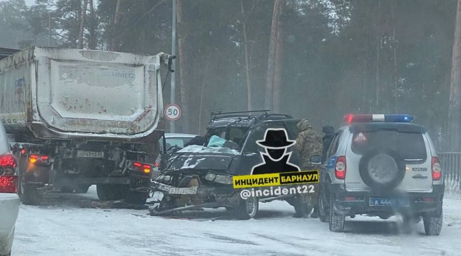 Сразу несколько серьезных аварий произошло в Барнауле во время сильной пурги (обновлено)