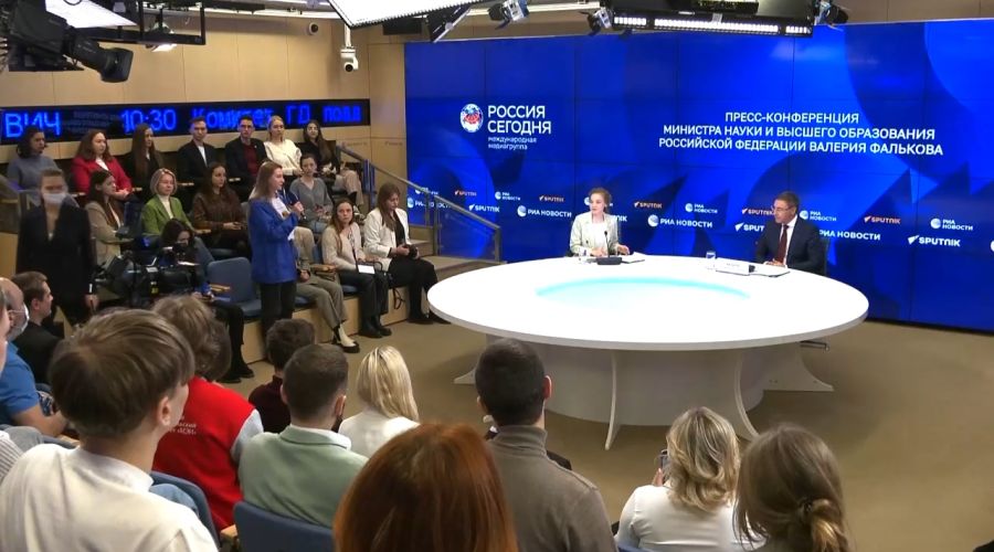 Александра Смолянинова задает вопрос министру