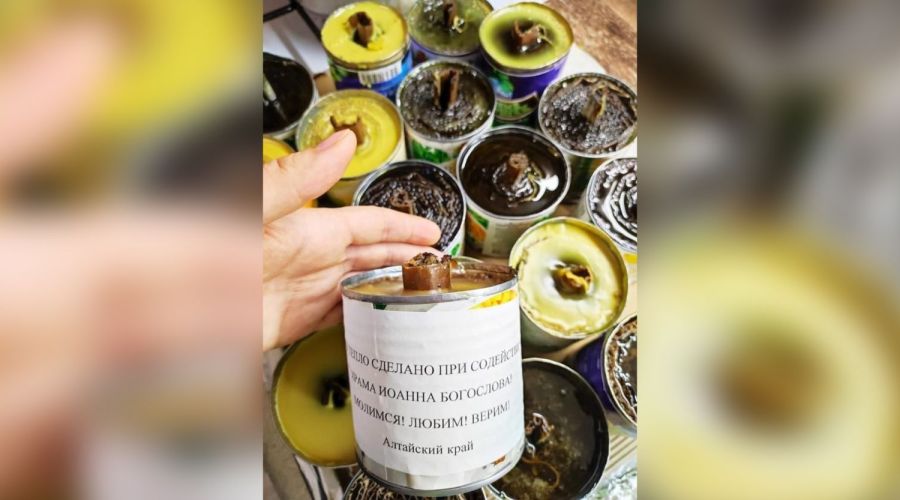 Глава алтайского Минсоцзащиты присоединилась к изготовлению окопных свечей для военных