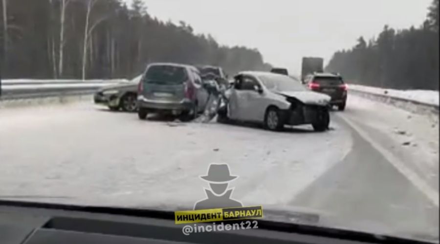 На алтайской трассе мужчина погиб при попытке отбуксировать участницу другой аварии