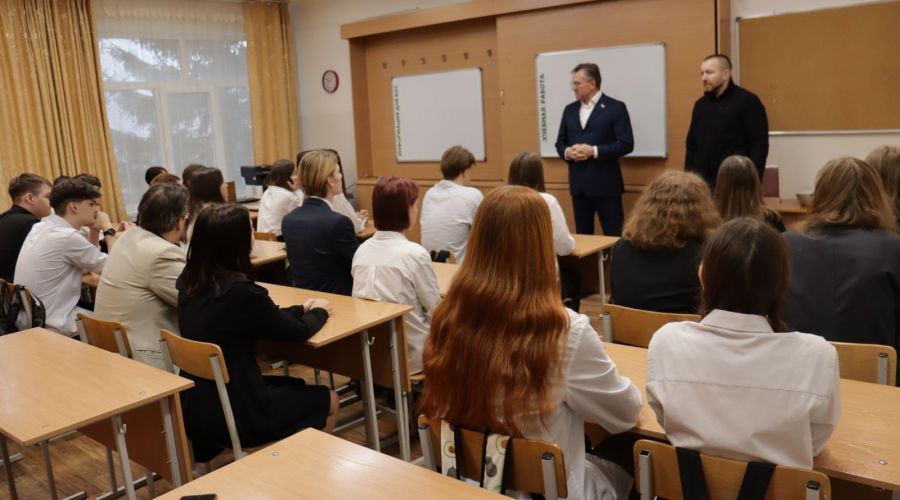 Лидер алтайских социалистов и участник боевых действий объяснили барнаульским школьникам смысл СВО