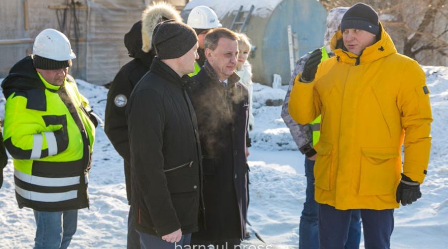 «Больше людей выводите»: алтайский думец «проинспектировал» строительство моста на Новом рынке в Барнауле