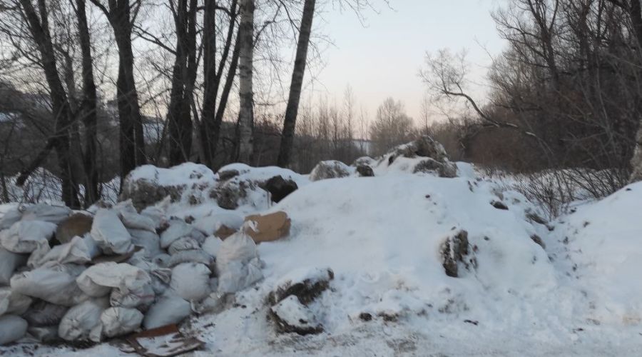 Чисто и точка: барнаульцы нашли колоссальную свалку грязного снега на берегах Ковша