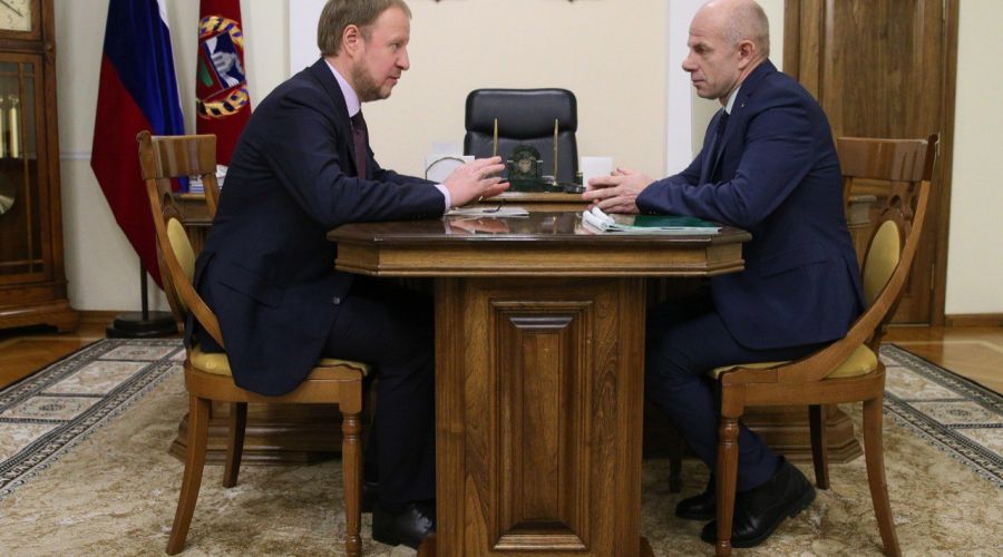 Мусор и отопление: губернатор обсудил с новоиспеченным мэром Ярового главные проблемы города