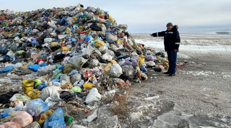 Мусор уже начал вываливаться за пределы огражденного колючей проволокой полигона