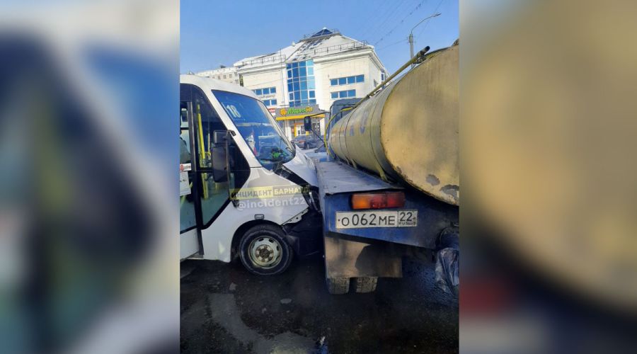 Две женщины и подросток пострадали при столкновении маршрутки с молоковозом в Барнауле
