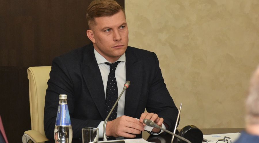 Антон Шеломенцев слушает предложение продавцов