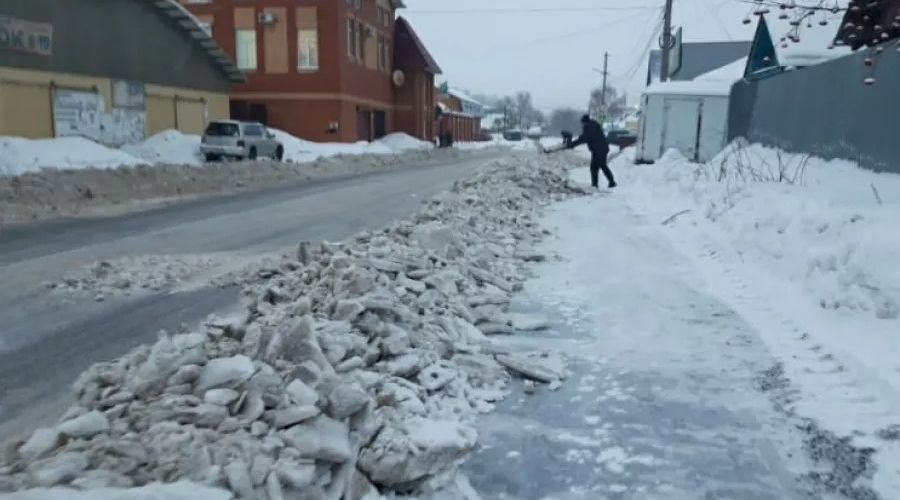 Бийчанам приходится с лопатами устранять последствия работы дорожников на одной из улиц