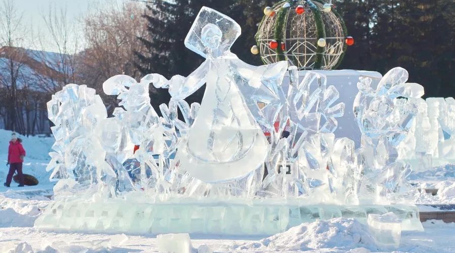 Бийские скульпторы потребовали от мэрии оплаты за ледяные фигуры в центре города и провели их экспертизу