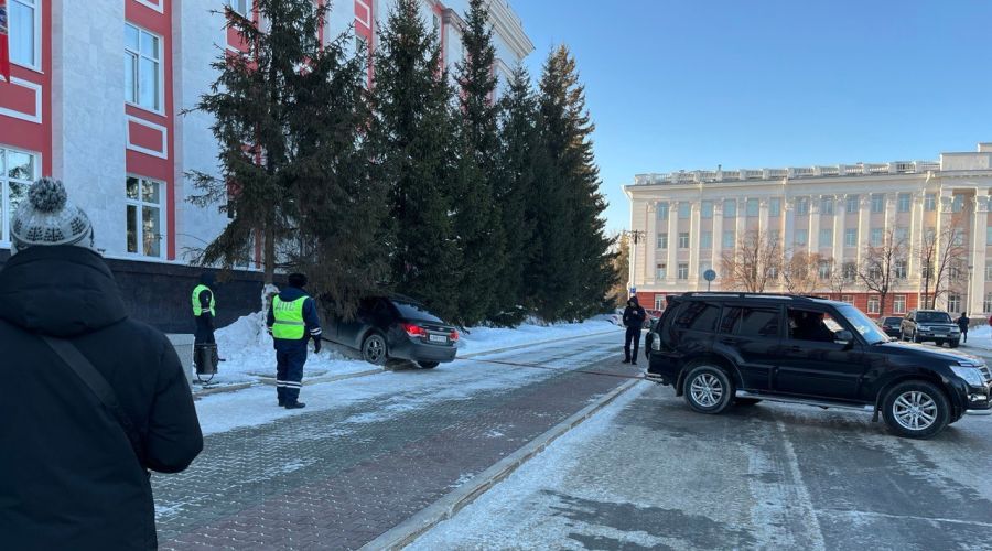 Иномарка едва не протаранила стены правительства Алтайского края