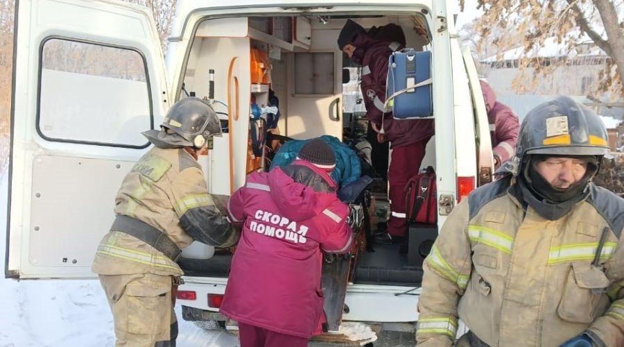 Алтайские спасатели извлекли пожилую женщину из-под завалов обрушившегося потолка дома