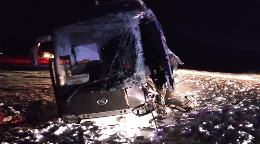 Полиция разбирается в смертельном ДТП с рейсовым автобусом на алтайской трассе<span style=