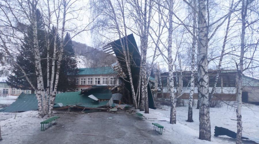 Губернатор поручил оперативно починить сорванную после мощного урагана крышу алтайской школы