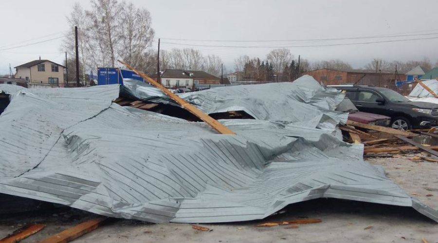 Ветреное 8 марта в Алтайском крае завершилось сорванными крышами