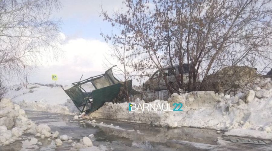 Полиция разбирается в ДТП под Новоалтайском с насмерть сбитым на остановке мужчиной (обновлено)