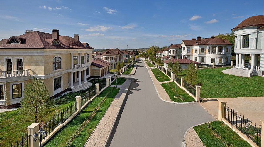 «Город стал во многом проигрывать»: алтайские эксперты объяснили причины всплеска популярности загородного жилья