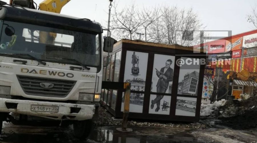 Жители Барнаула возмутились появлением ларька посреди новой аллеи