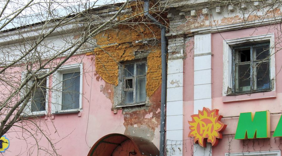 «Трещат углы»: еще один дом в центре Барнаула начал «сбрасывать» куски фасада на прохожих