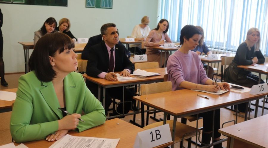 В Барнауле чиновники, депутаты и родители выпускников традиционно сдали «мини-ЕГЭ»