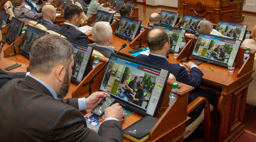 «Обстановка третирования»: алтайские депутаты встали на путь прогресса и утвердили дистант на выборах