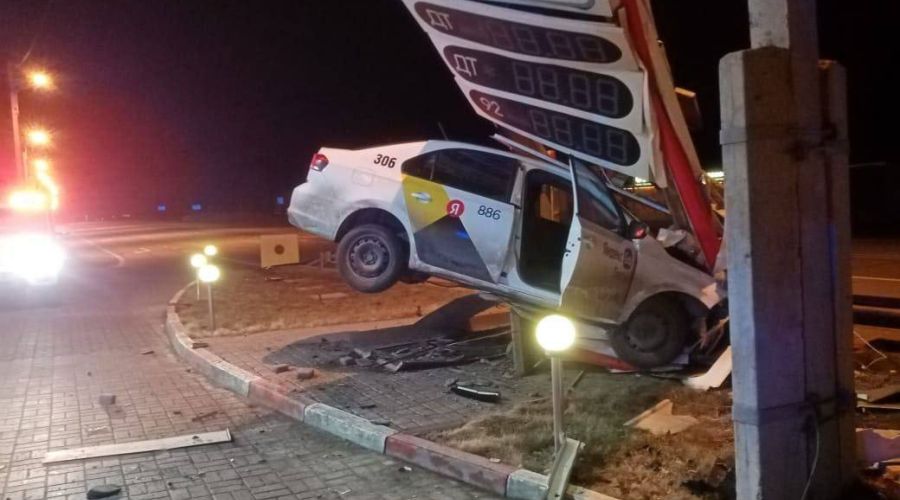 В Бийском районе пьяный водитель машины с эмблемами такси врезался в заправку