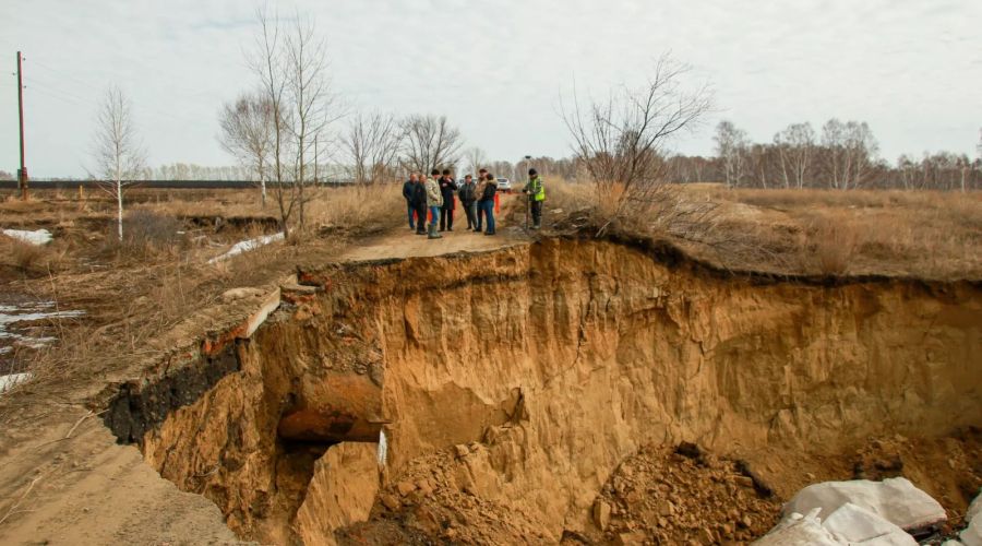 «В ловушке»: рухнувшую в овраг дорогу до алтайского поселка могут не успеть восстановить за лето