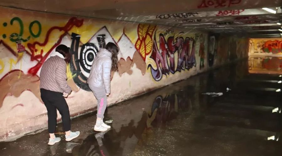 «Там пока что мелко»: подземный переход в Бийске традиционно подтопило по весне