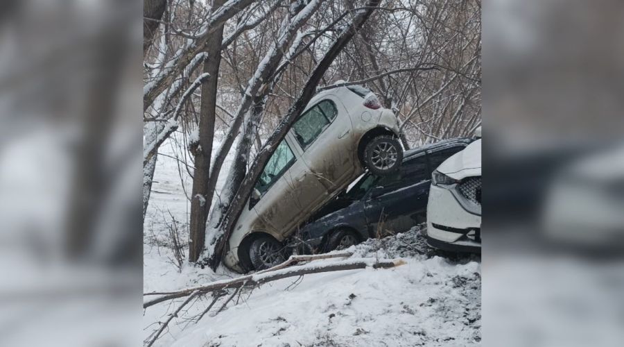 Акробатический этюд: в Барнауле одна машина «оседлала» другую во время массового ДТП
