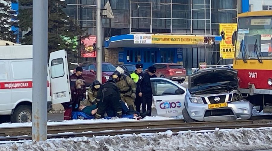 Два человека пострадали при жестком столкновении такси и трамвая в Барнауле