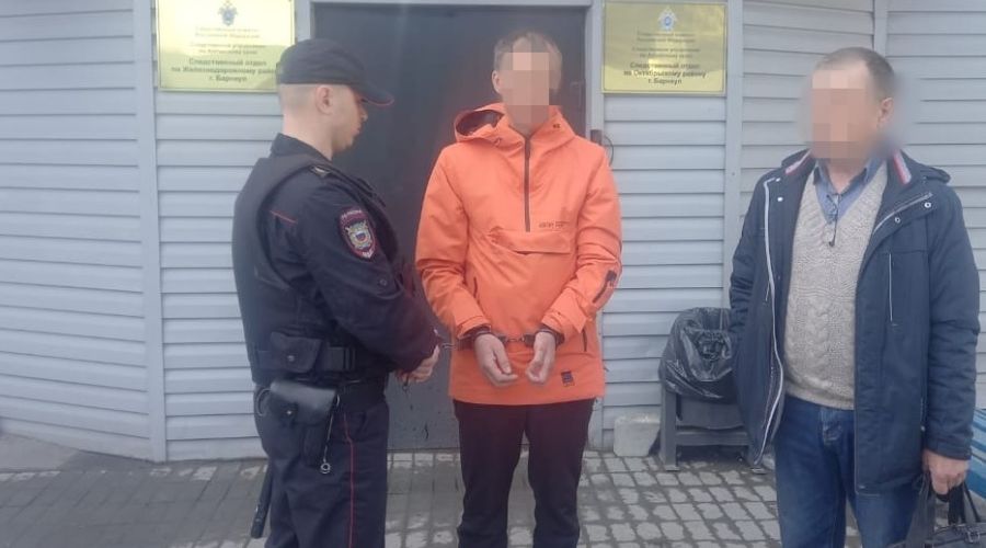 Подозреваемого в избиении падчерицы жителя Барнаула отправили под арест