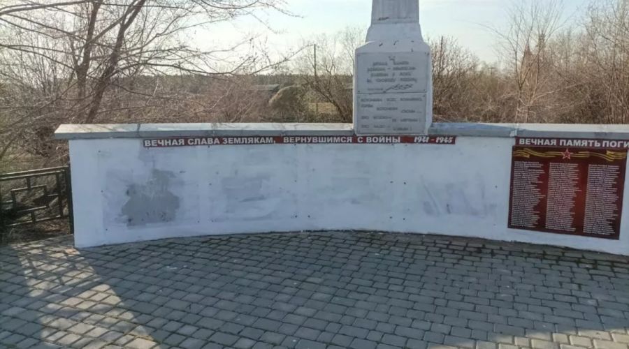 Алтайский думец пообещал восстановить пострадавший от вандалов мемориал в Селиверстово