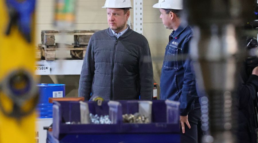 Виктор Томенко обсудил развитие промышленности и импортозамещение во время поездки на алтайский завод