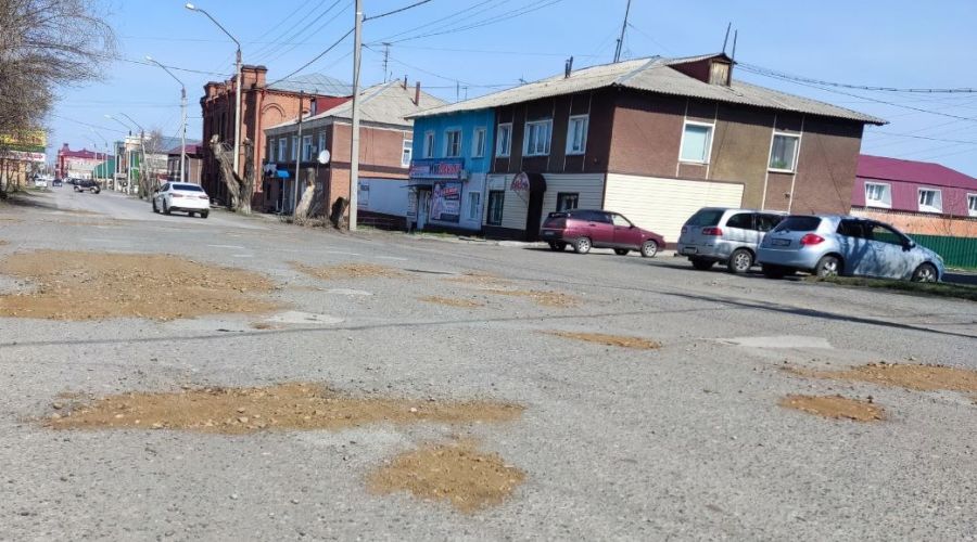 В Камне-на-Оби в преддверии Дня победы провели «экзотические» дорожные работы