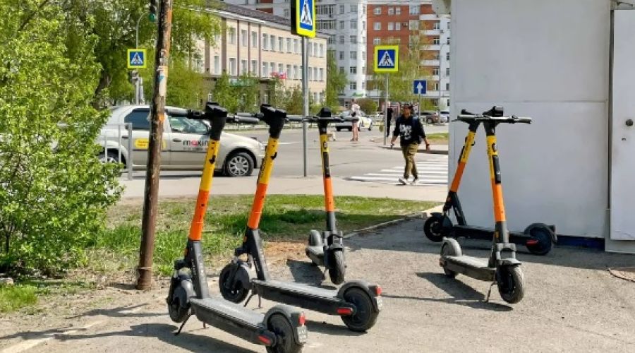 Мэрия Барнаула озадачилась решением проблемы с «баррикадами» из электросамокатов